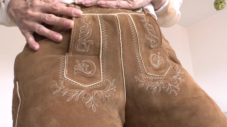 Lady Victoria Valente: Bavarian lederhosen: hãy là người ngửi đít và xuất tinh của...