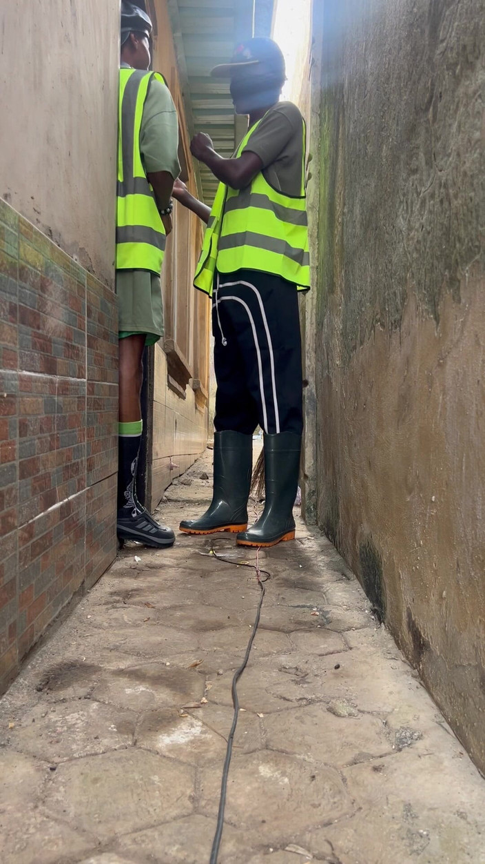 That slutty monster: Bagno pubblico