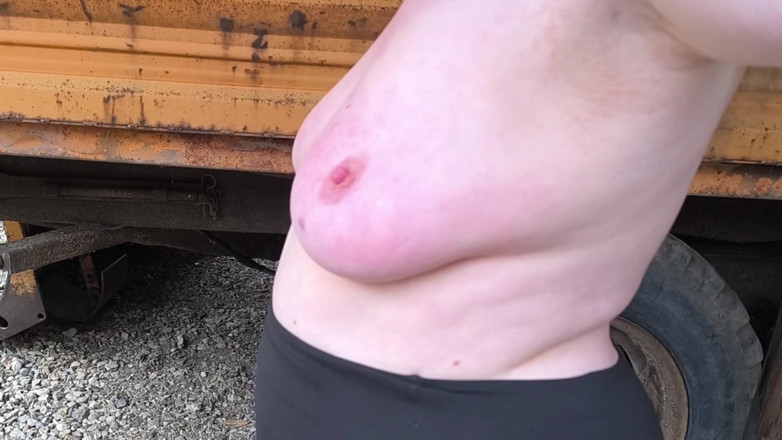 Bouncy Tits Action: Naakt wandelen tijdens het slaan van de tieten