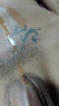Gaun seksi dan tubuh yang diminyaki