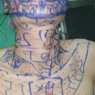 Clown likes to play with colors: Pohledný, zábavný muž. užívejte si