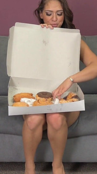 Sara luvv riceve un gustoso ciambellaino con una crema speciale di Axel in cima