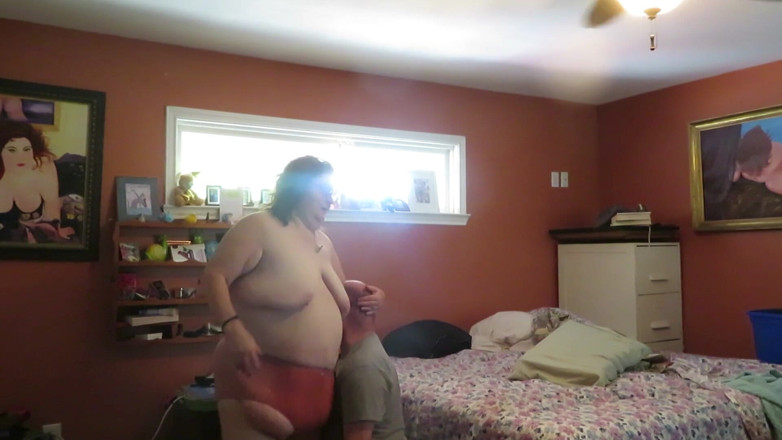 BBW nurse Vicki adventures with friends: Miroase-mi sclavul cu corpul împuțit și transpirat