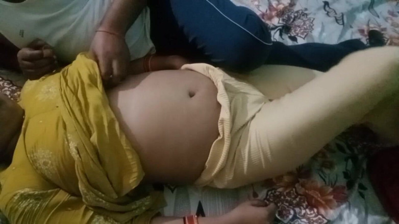 Manjushukla: Une belle Indienne montre ses seins et sa chatte.