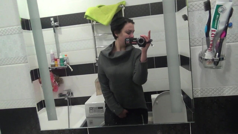 Sexy Milf: Huge Kate solo pissing!