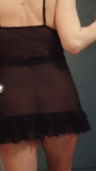 Sarışın orta yaşlı seksi kadın küvete işiyor