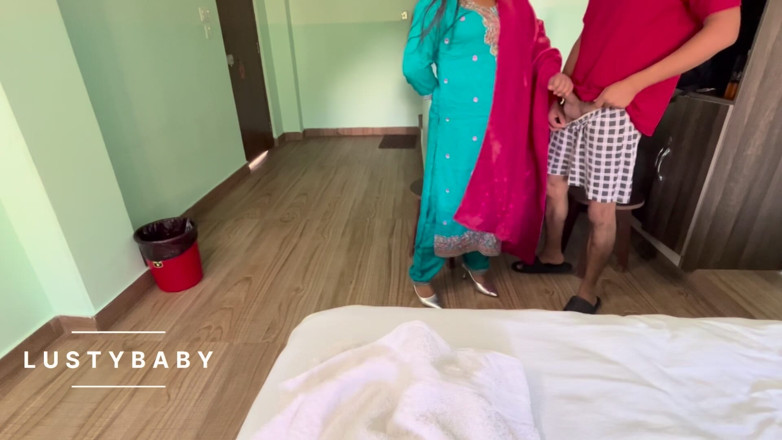 Lustybaby605: ホテルの部屋でネパール人の元彼にセックスされる