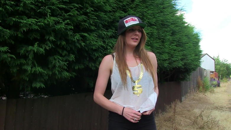 Kinky Porn Freaks: Samantha Bentley is pissing outdoor