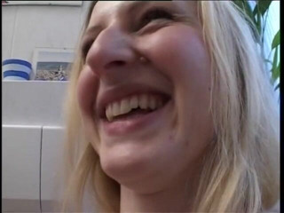 Slutty Teenies: Dolce ragazza con tette piccole si infila un dildo nella...