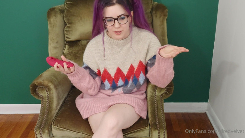 lilredvelvettt: Trying Out the Womanizer