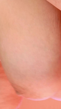 Acariciando enormes tetas aceitosas