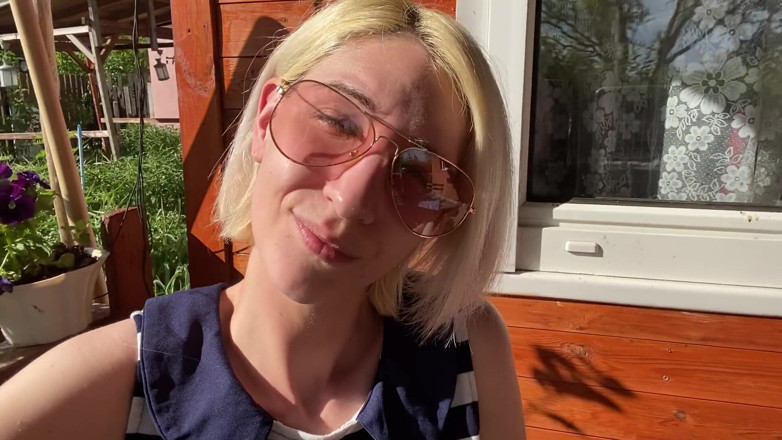 Cuteblonde666: Draußen rauchen, zeigt meine haarige muschi