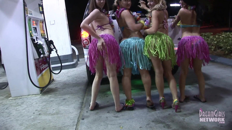 Dream Girls: Feestmeisjes, gekleed voor Luau, gaan naakt in limo