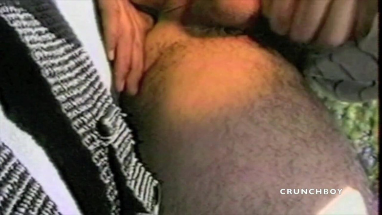 GAY VINTAGE PORN: Polica adam tarafından açık havada sikiliyor
