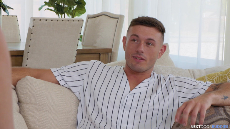 Next Door Studios: Buurvrouw vrienden - geile teamgenoot pikt Aziatische hunk af - Ryder Owens,...