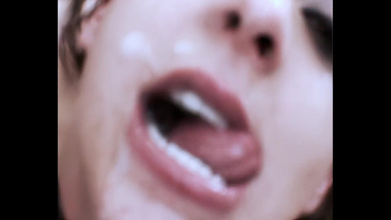 Blitzporn: Poppy Morgan bierze dużego twardego kutasa w swój malutki tyłek!