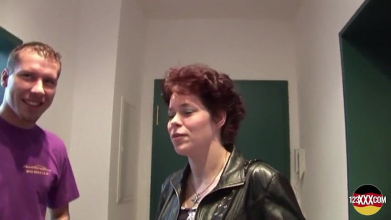 123XXX - 100% Amateurs: La signora tedesca dai capelli corti in calze vuole sborrare...