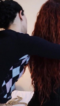 Fată dolofană cu părul roșcat are parte de prima ei experiență lesbiană.