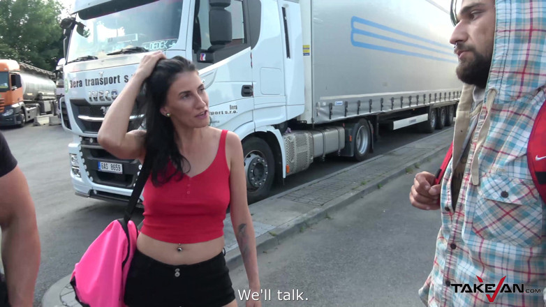 Take Van: Elle fera un chevauchage, mais non sans éjaculation sur le cul