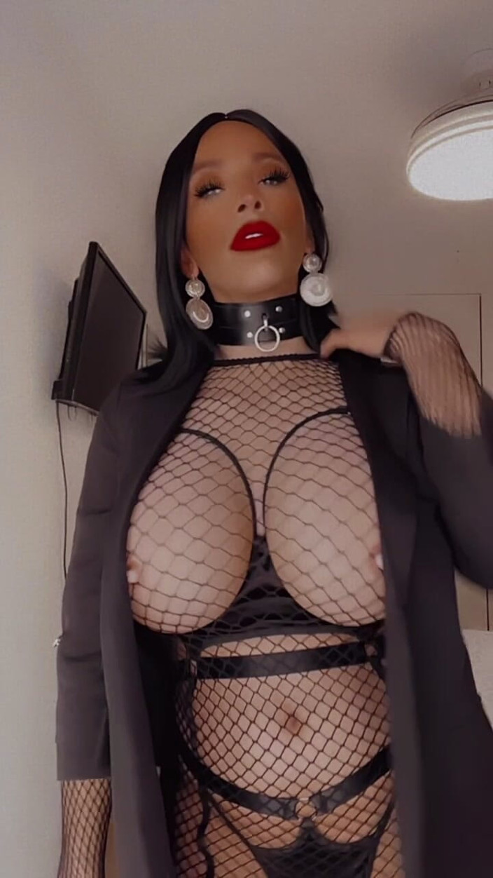 Sissy Slut Brianna: विमान में आपका स्वागत है। आज मैं आपका कप्तान हूं। और मेरे पास इस उड़ान का हर इंच है