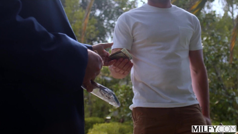 Milfy: Milf bomba holly tradisce il marito con un giovane stallone