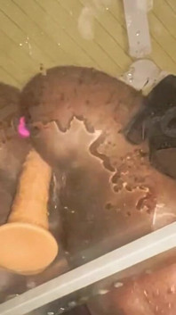 Patrzę, jak pieprzę się bez tchu na tym stole