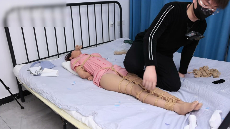 Asian bondage: Min flickvän är utklädd till tjänsteflicka, bunden på sängen och leks...