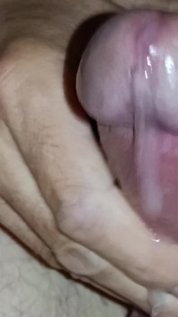 Primo piano nudo non circonciso si sega, orgasmo geme, deliziosa sborra cremosa - rockard daddy
