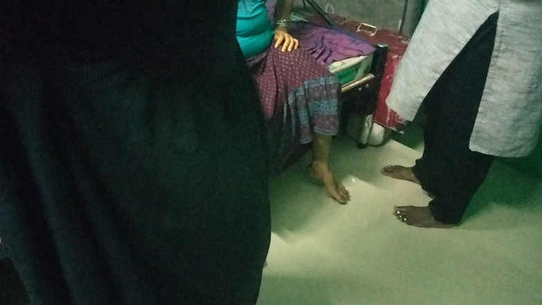 Tamil lesbian: 三个阿姨在卧室说话