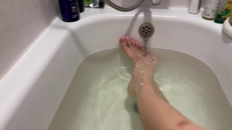 Skinny_lady69: เท้าในห้องน้ำ