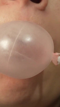 Giantess przyrodnia siostra bubble guma pułapka mały człowiek złapany w Lepkiej bąbelce