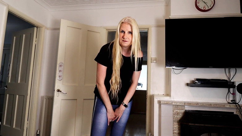 Britishmilf: Panty snuivende stiefzoes geneukt door stiefmoeder