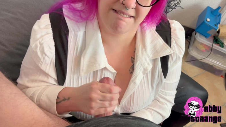 Abby Strange: Nadržená v mokrých legínách a halence s vysokými podpatky