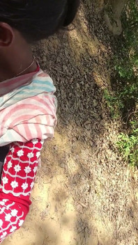 Schwanz der Freundin beim Sex im Freien gefüttert