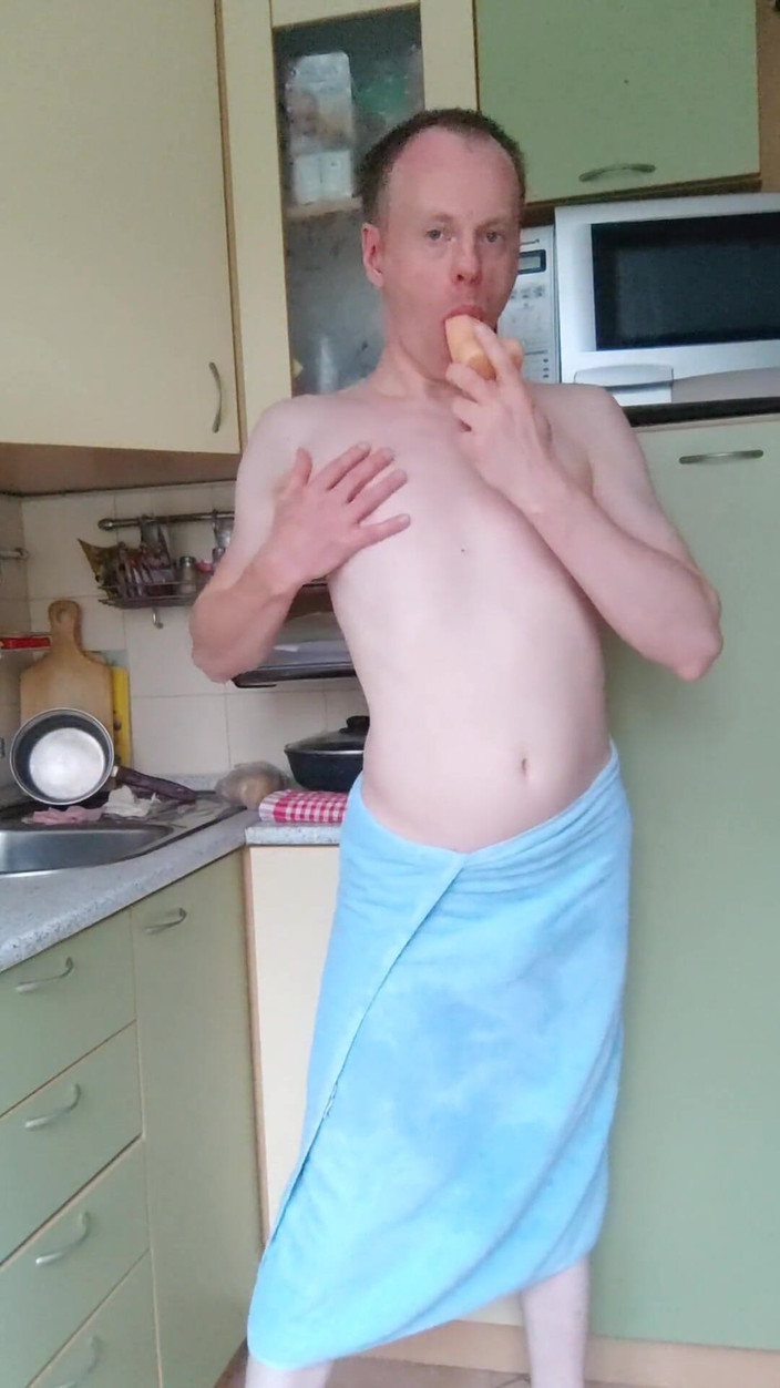 Lana Tuls Production: Lanatuls - анальная шлюшка и шлюха - пизду трахают в задницу дилдо на кухне