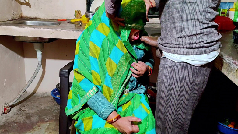 Annubhabhi4: Sousedův nevlastní bratr mi roztrhl kundičku