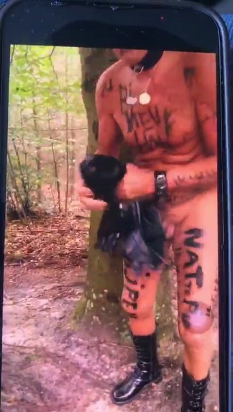 Benb Studio: Attaché à un arbre en guise de punition