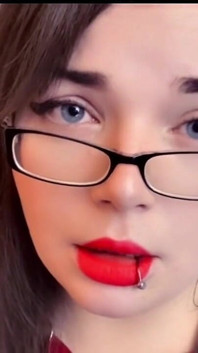 Šéfova sebe ponižující kunda