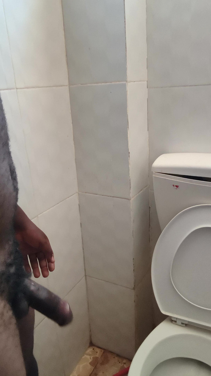 Kenyandick: Un maschio maturo si masturba il suo cazzo nero in...