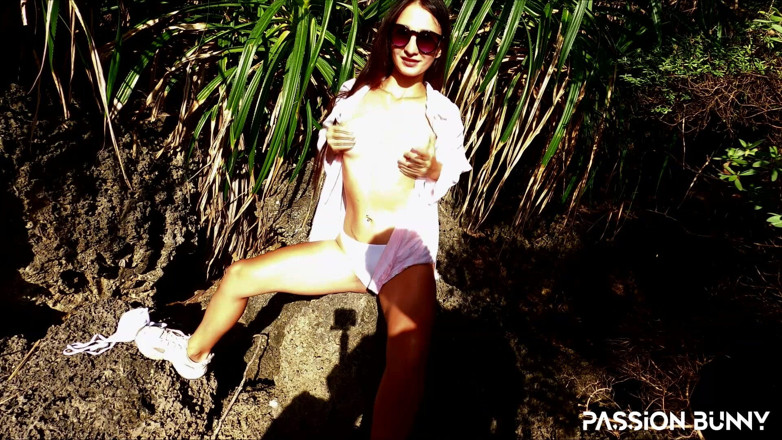 PassionBunny: Solo ghairah di luar di Hutan Matahari