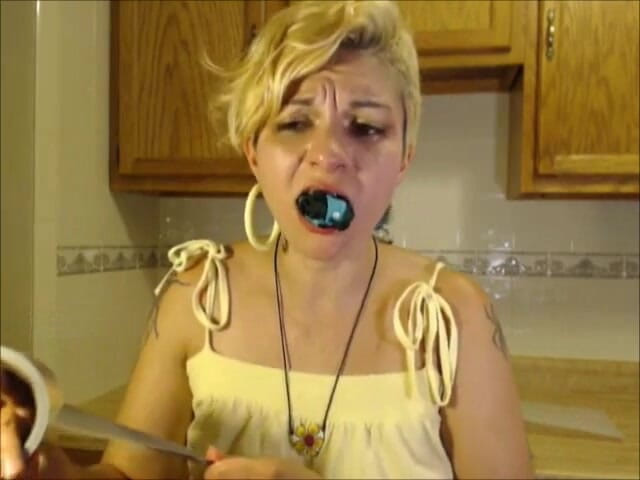 Selfgags classic: Rosalyn nhận được giao quần lót đã mòn của cô ấy! * băng chặt...