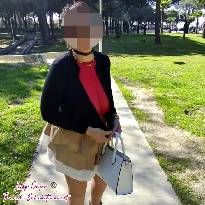 Lady Oups: Venkovní mini sukně bez kalhotek s análním kolíkem