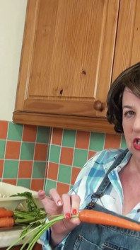 Un tas de carottes dans le gros cul d'une femme mature