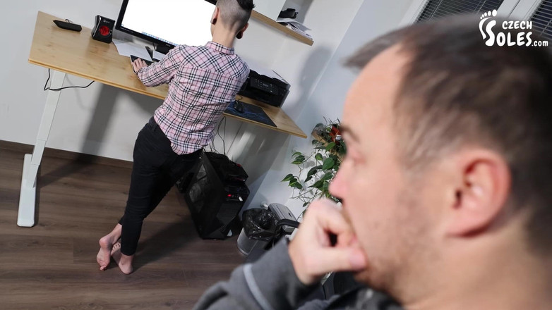 Czech Soles - foot fetish content: Cruzando límites fetiche de pies en el trabajo