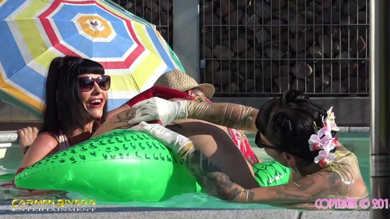 Domina Lady Vampira - SM Studio Femdom Empire: Carmen Rivera et Lady Vampira fêtent une soirée piscine avec...