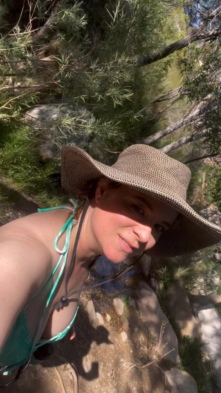 Erin Electra: 바이 더 크릭의 비키니 새엄마