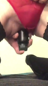 Blondă cu coardă roșie și vibrator negru