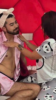 Video de pijamada con mi amigo gay termina en una gran follada - Alejandra Palacios y Fred Nunexx