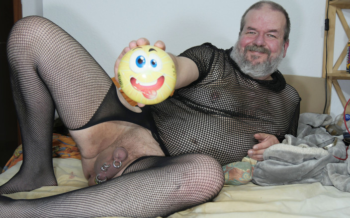 Qualzucht: Anální protahování v sexy síťovaných šatech