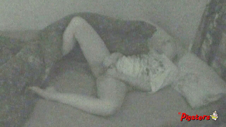 Pigsters: BBW Christie 집에서 촬영한 영상으로 보지를 핑거링하고 문지르기